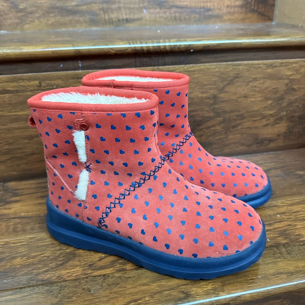 I heart UGGS like new